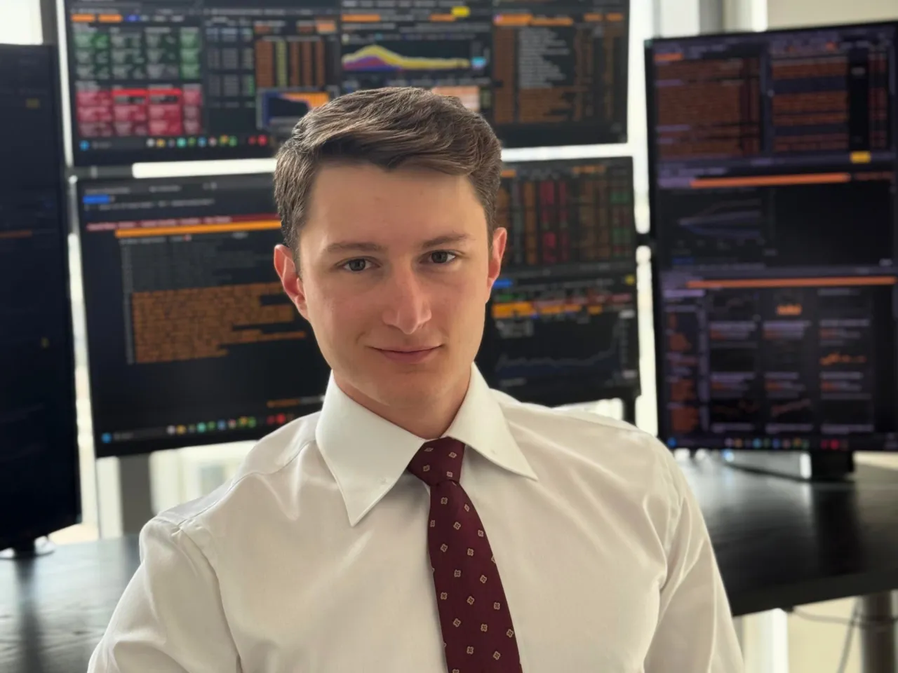 Nhà giao dịch sử dụng AI để đối phó với dòng tin tức dày đặc từ Iran và sự biến động của thị trường toàn cầu.