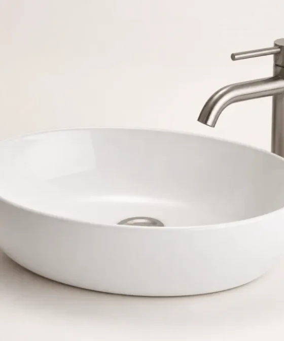 Lavabo đặt bàn và vòi nước hiện đại